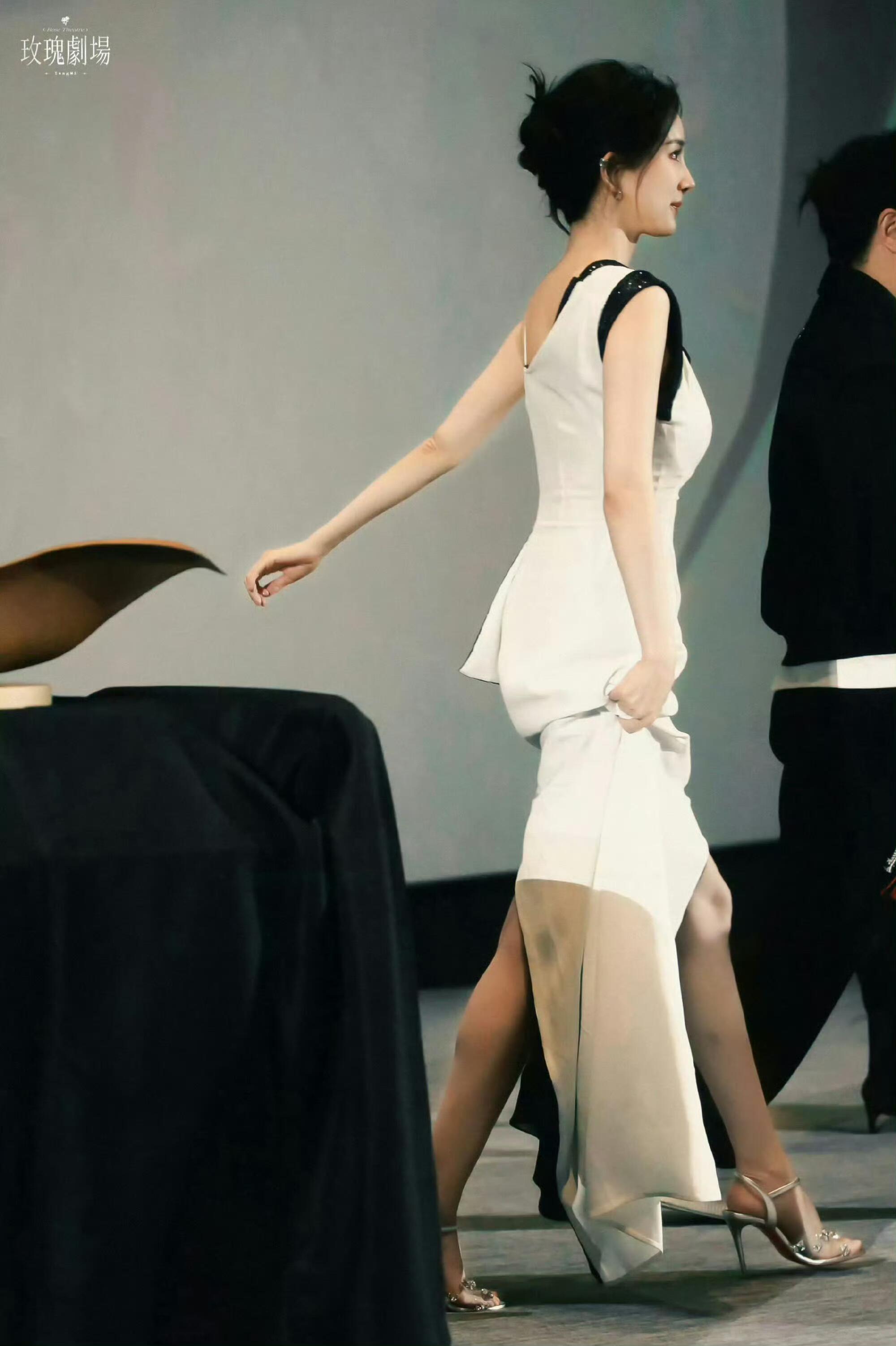 杨幂坐凳子上谁受得了嘛 