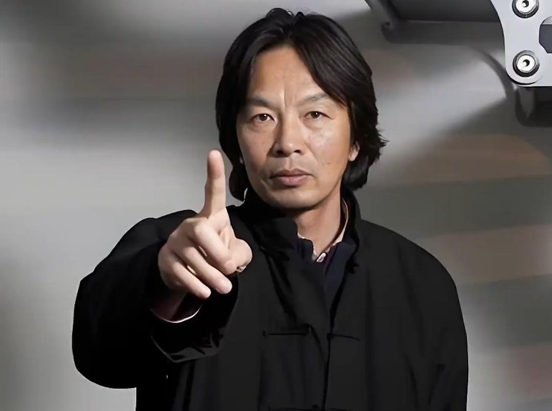 作家刘震云给他闺女撂下一句话，听得人后背发凉。

他说：“你千万别去扶那个跪在地