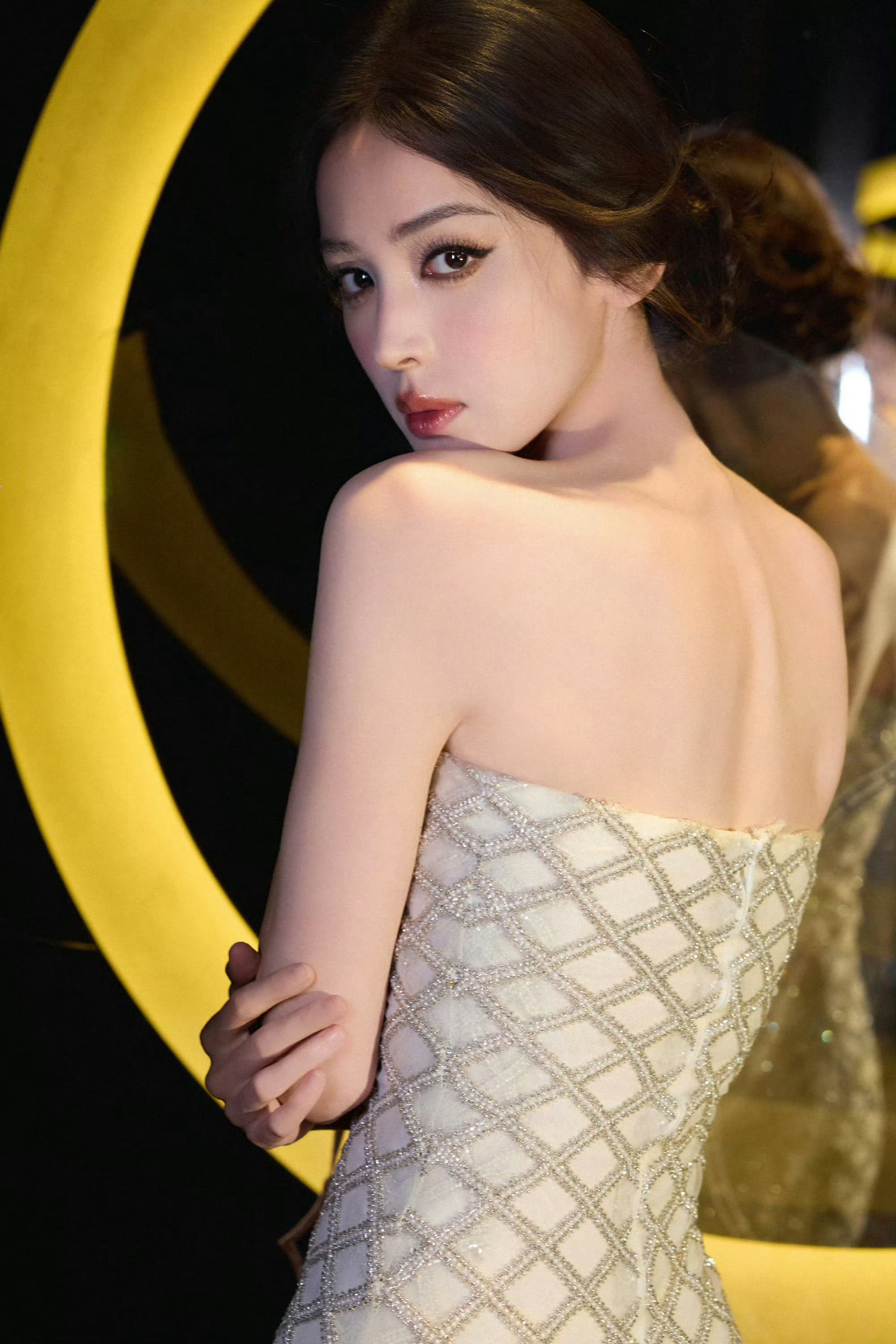 娜扎抹胸秋冬高定娜扎新造型太美了，高定的高级感和自身美融合[憧憬] ​​​