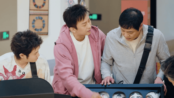 范志毅邀请邓超一起去世界杯范志毅邀请邓超去世界杯哈哈哈哈哈被范志毅的礼物破防了，