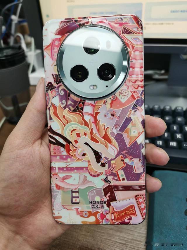 还得是荣耀呐！会玩~
其他家都是趁着新春佳节又是龙年，推出各种限定新机~
而荣耀