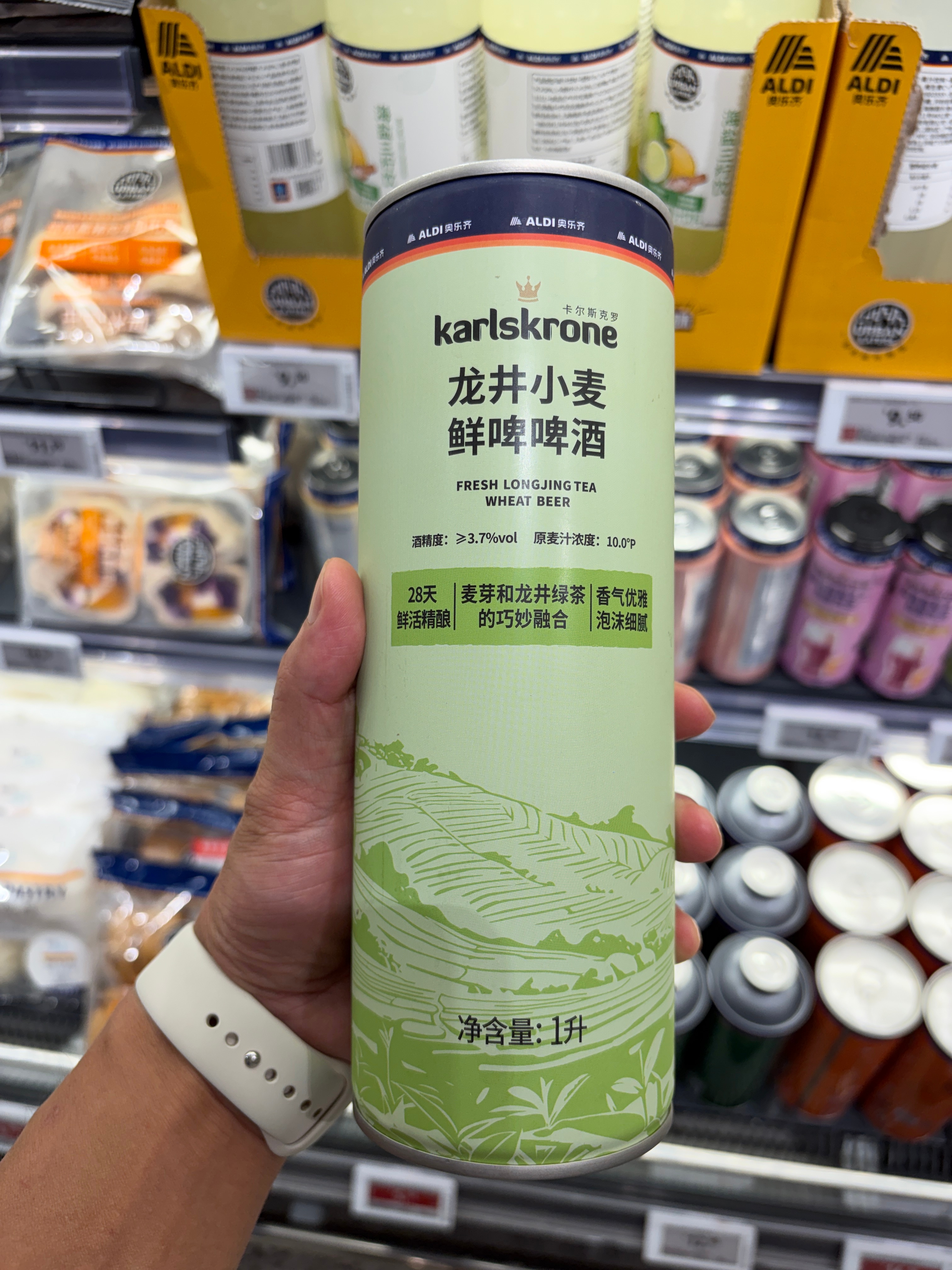 下午还要见两个人，啤酒拿起来，又恋恋不舍放下去。努力忍住，工作时间不能喝酒午饭吃