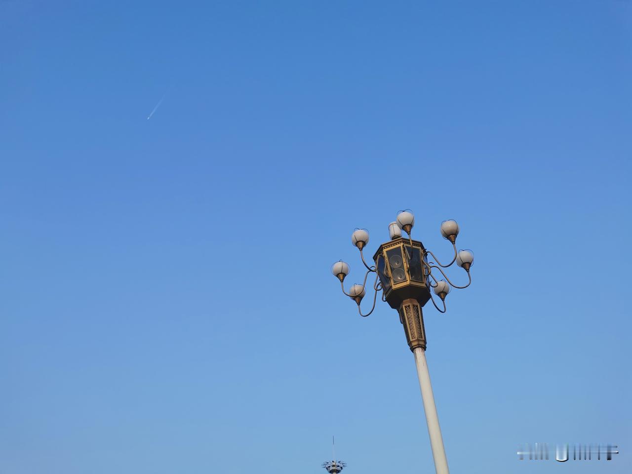 我有一个男的朋友。

我们并不常见面。上周他在我家附近，打我电话。我到小区门口，