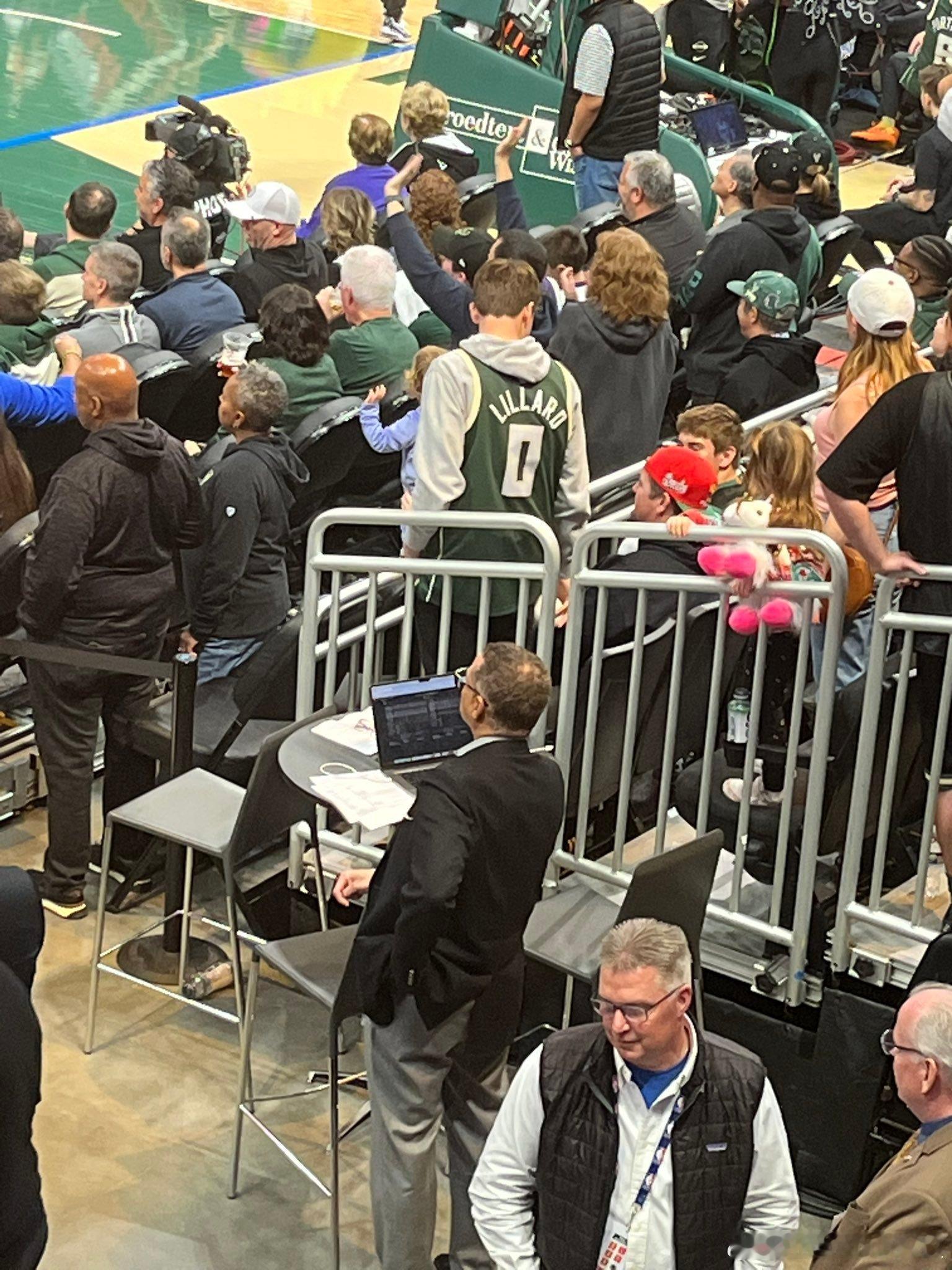 这一张忘记发了，前两天有球迷在赛场边拍到国王总经理佩里在用交易模拟器模拟交易。 