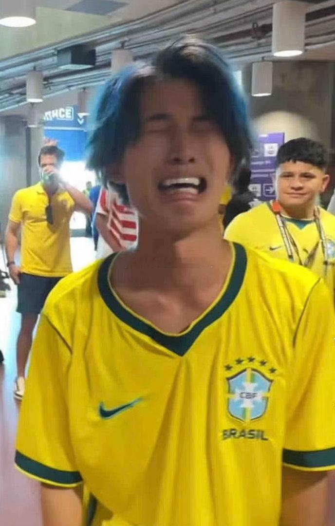 人怎么能自暴自弃成这样，日本小哥后续来了，还换上了巴西🇧🇷球衣主打一个打不过