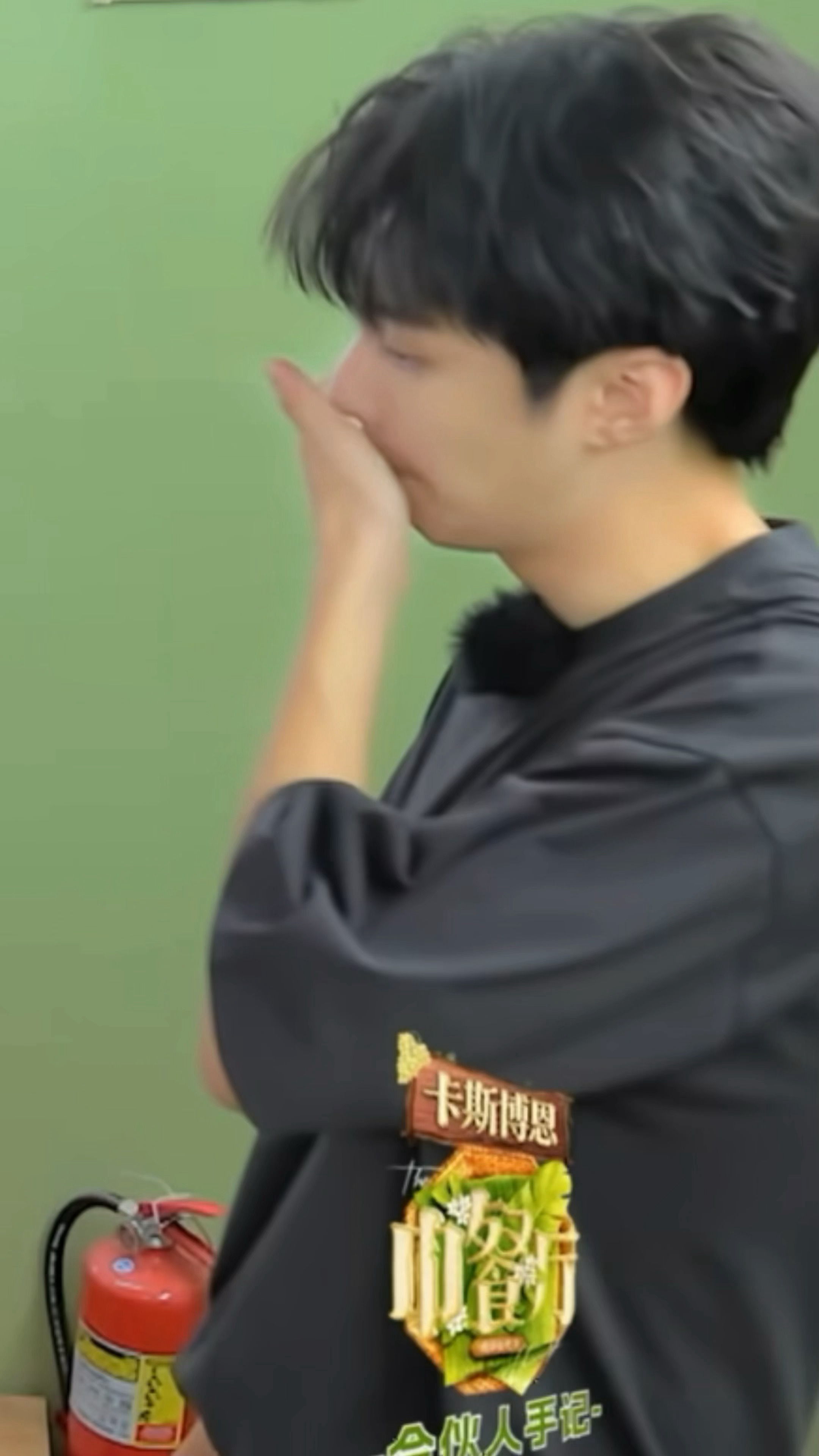举手投足间的魅力…主人我来了😭😭😭王俊凯中餐厅10