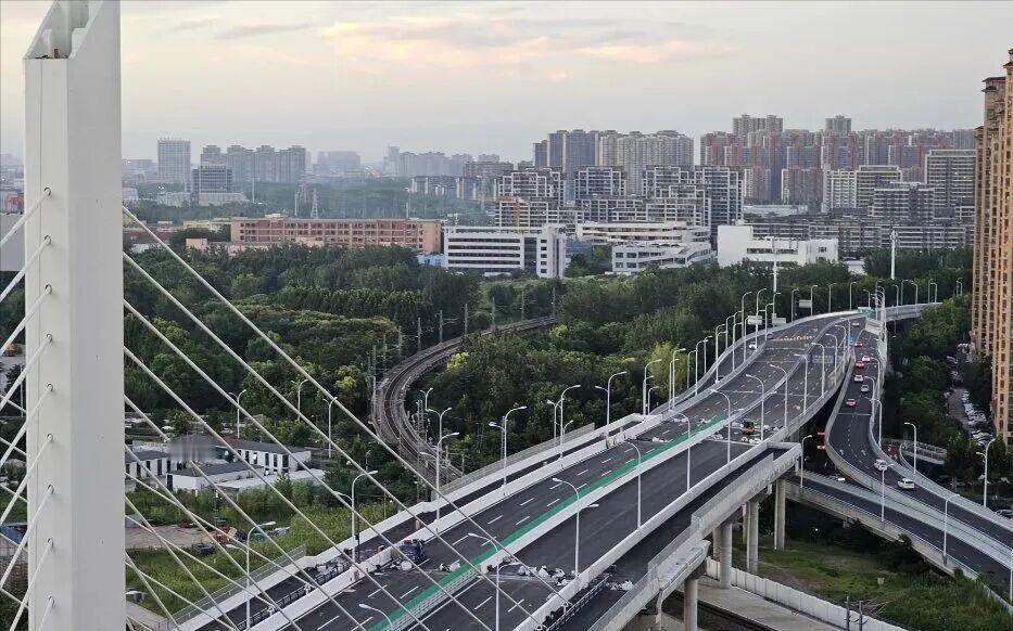 百年老线焕新为城市干道】
近日，淮南路跨铁桥沥青施工全部完工，项目进入通车冲刺阶