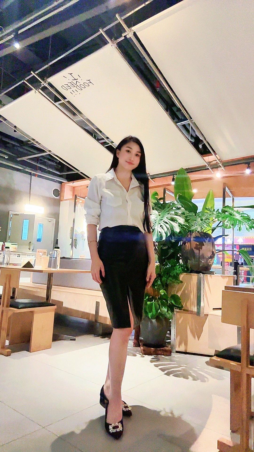 好想离你近一点 不管是距离还是心清冷感拿捏ootd穿搭高智感穿搭 白衬衫 尖头高