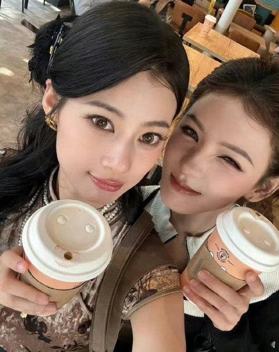 赵昭仪给张予曦缝衣服伦敦合伙人看到女明星拿针线缝衣服还挺新奇，没有偶像包袱，实实
