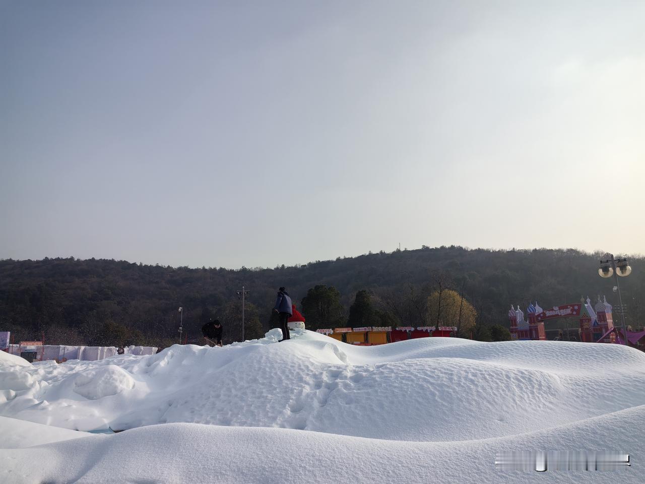 看这雪花飘飘，但明明是太阳当空照呀！

原来这是太湖湾露营谷正在人工打造冰雪大世