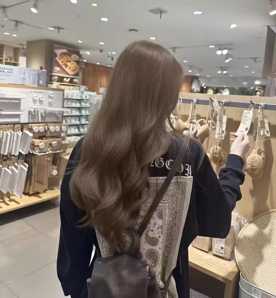 春天的假日，
       微风习习，
          阳光灿烂， 
   