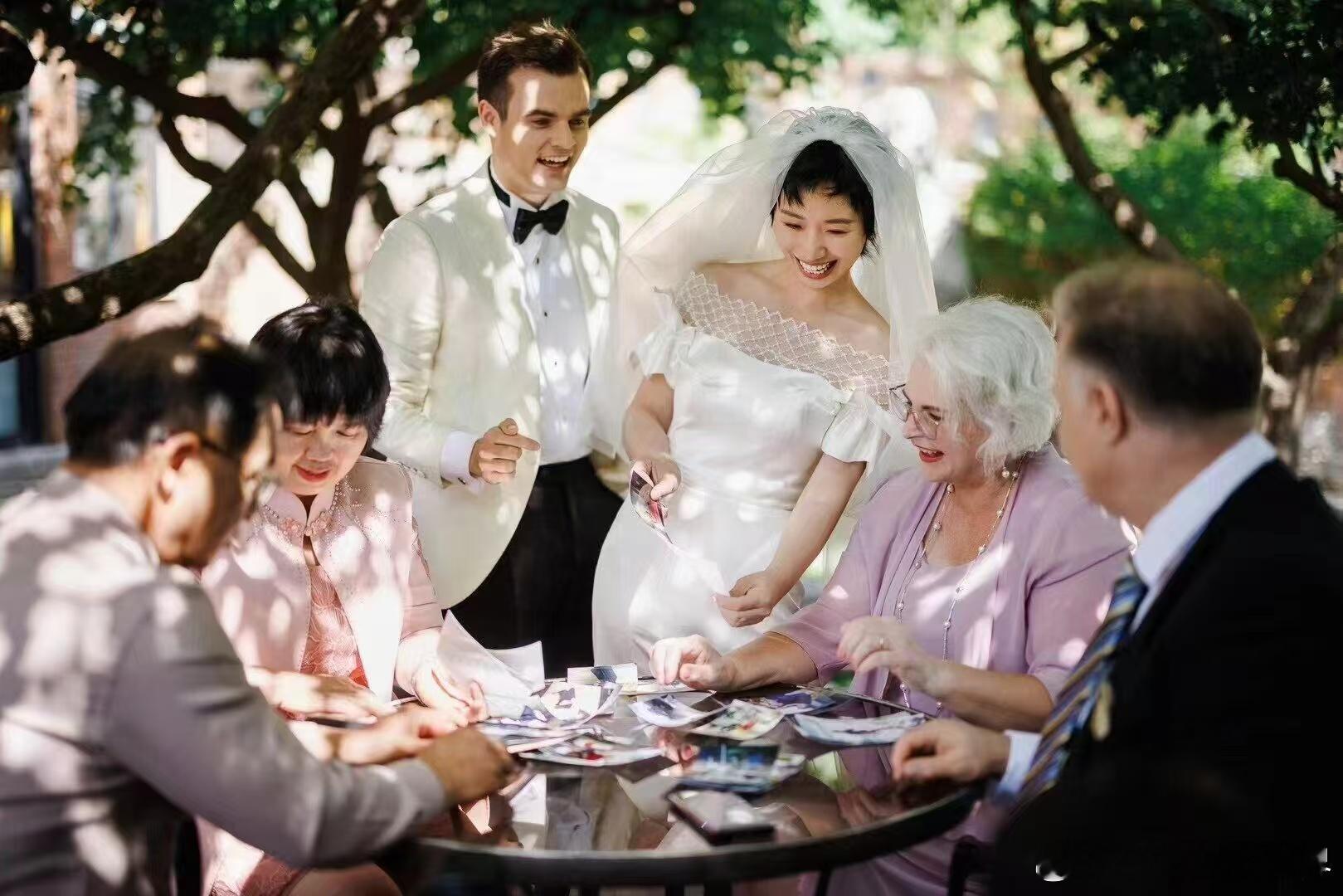 小鹿老公在三个女生中间挨个哄姐姐当家 排练漫才引出一堆连锁反应，瞬间家里全员情绪