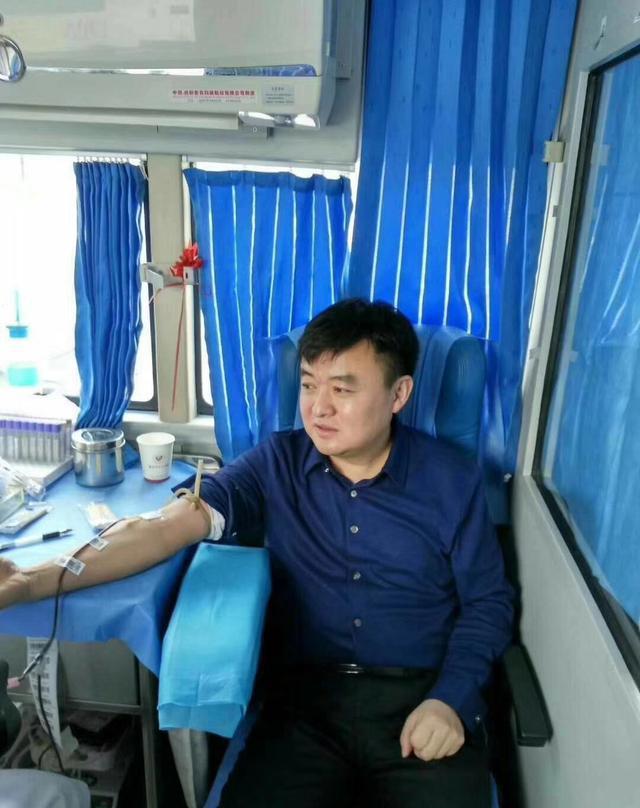 这是时任南乐县委书记的孙栋带头无偿献血的照片，他为了带动广大干部积极参与无偿献血