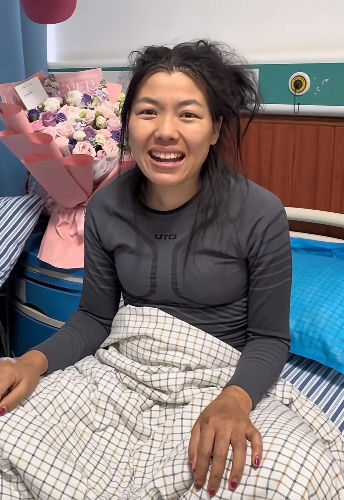 因晕倒退赛的冷美人报平安啦，人依旧在医院，虽然看着还是很虚弱，但似乎精气神儿还不