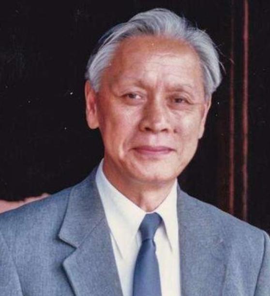 1959年，他趁着妻子出差，偷偷把一管液体灌入刚满一岁的儿子嘴里，看着儿子天真的