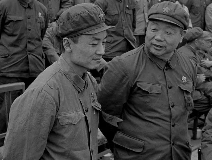 1930年冬天，红11军攻下河南光山县城。一天，班长陈锡联进城后，意外遇见了老班