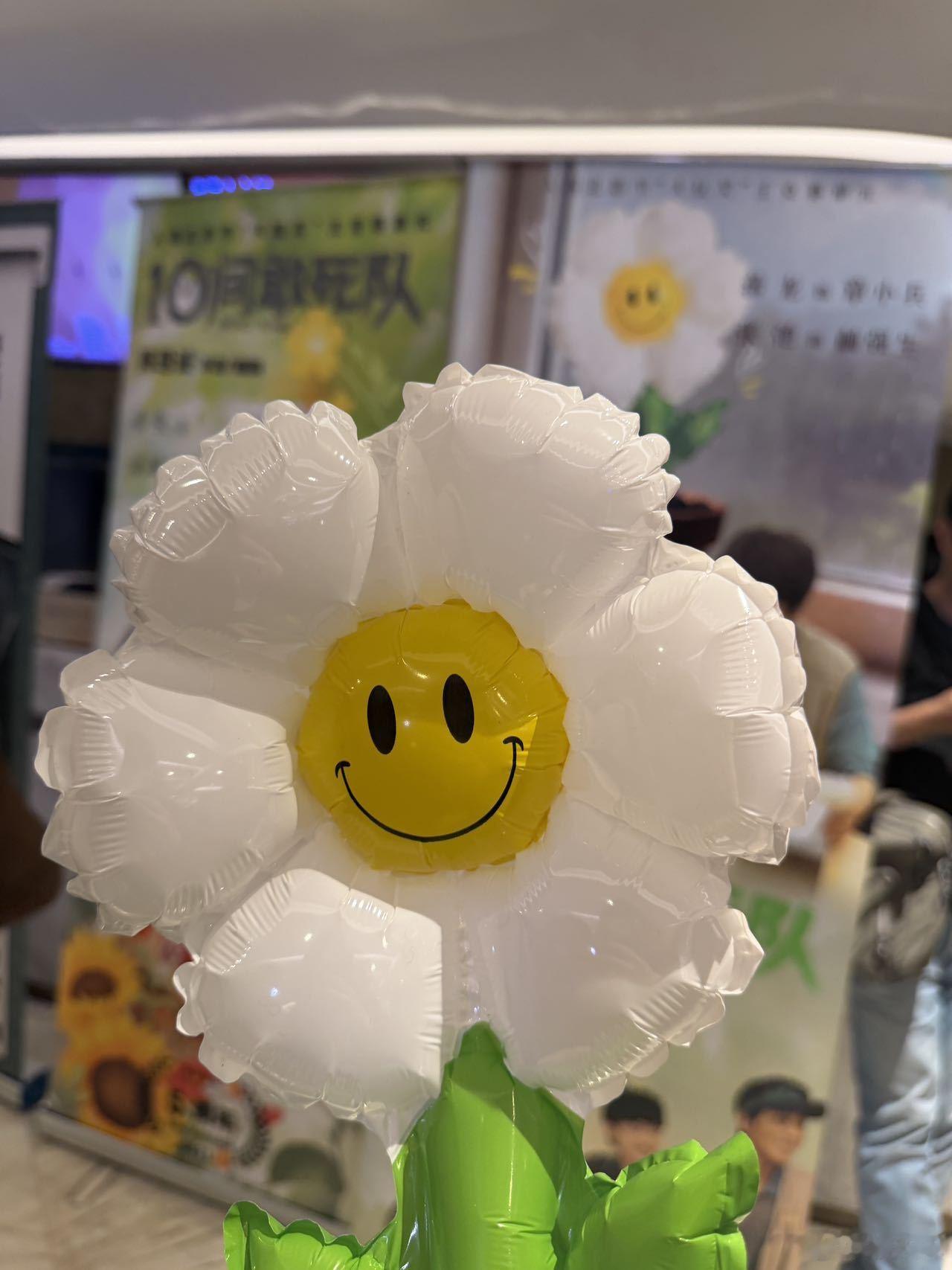 10间敢死队小驾光临北影节 《10间敢死队》是一部极具温度的治愈影片，笑点与温情