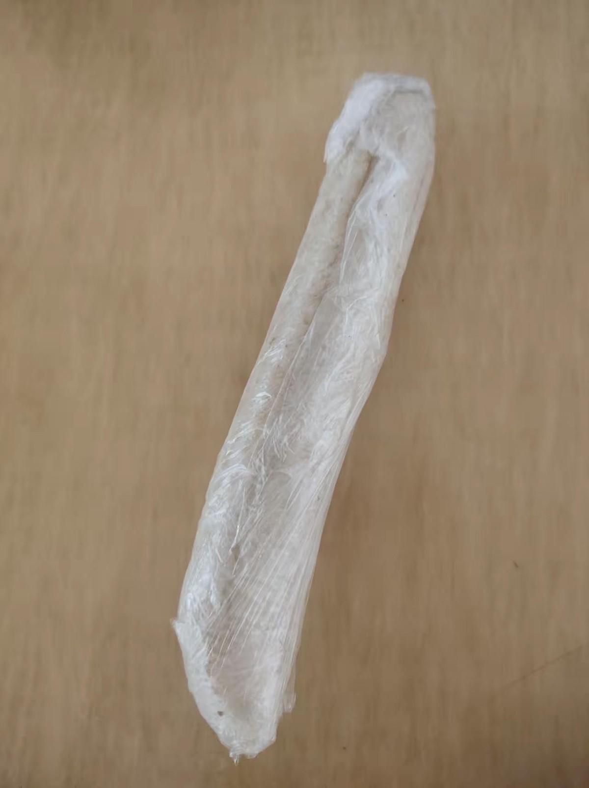 婆婆从老家带来一根这个，说是正宗的铁棍山药，让我蒸着吃，说补脾胃特别好。我看着跟