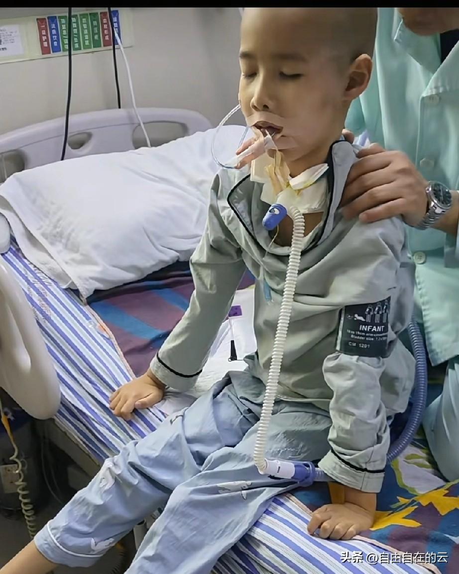 太让人高兴了，刘楚熙已经坐起来了，他的手脚都活动的挺灵活的，看着医生在给他做康复