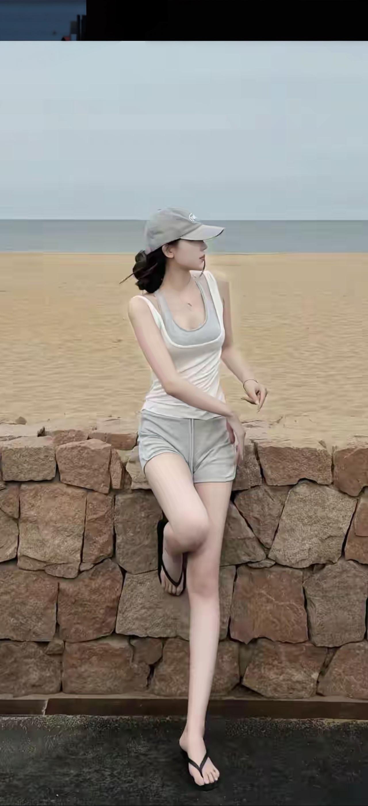 碧海潮生处，轻纱拂面来。