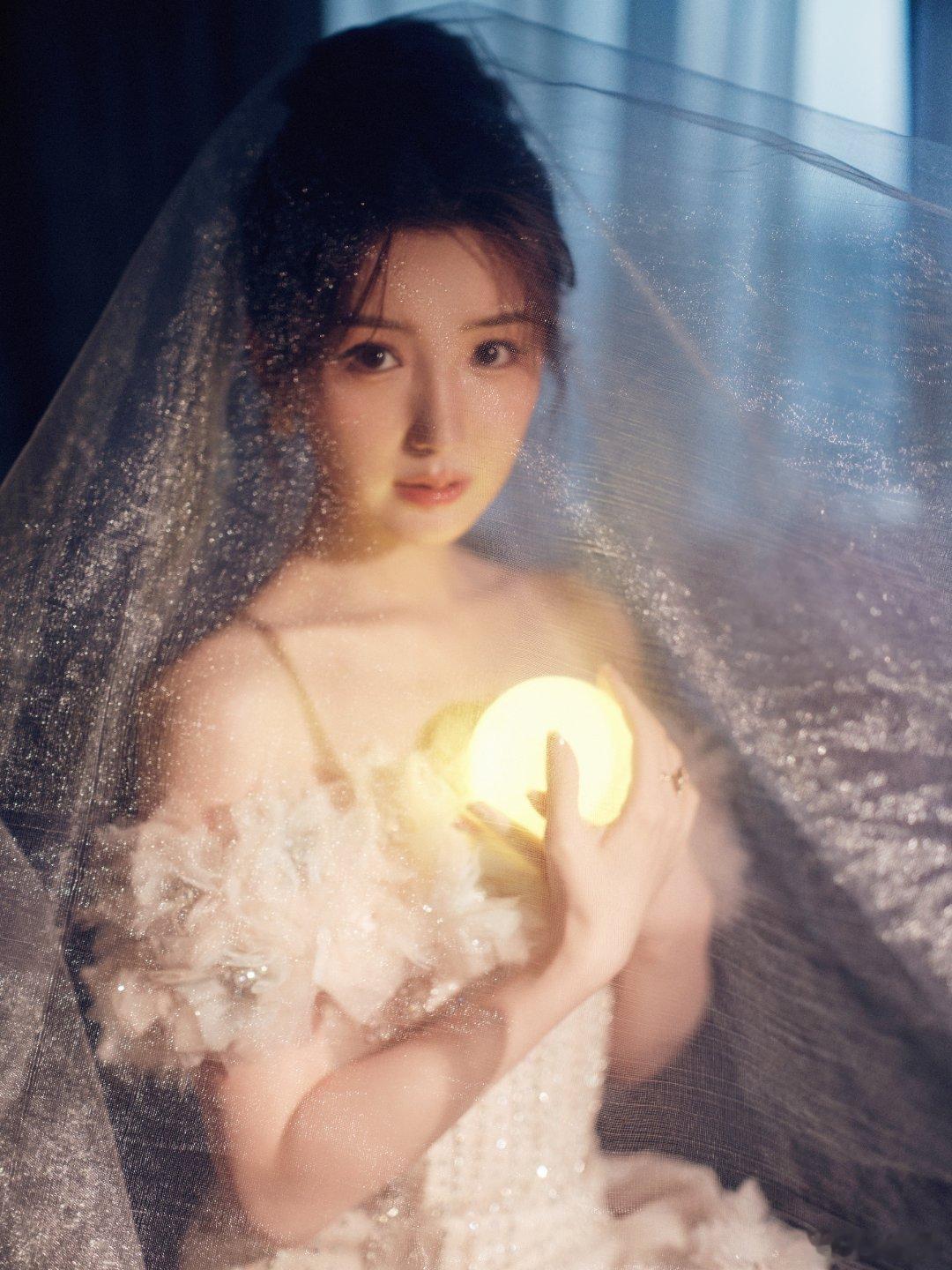 #毛晓彤月亮你拿去就是了# 这次真的是好美好美的造型，唯美捧月让人觉得心动！#央