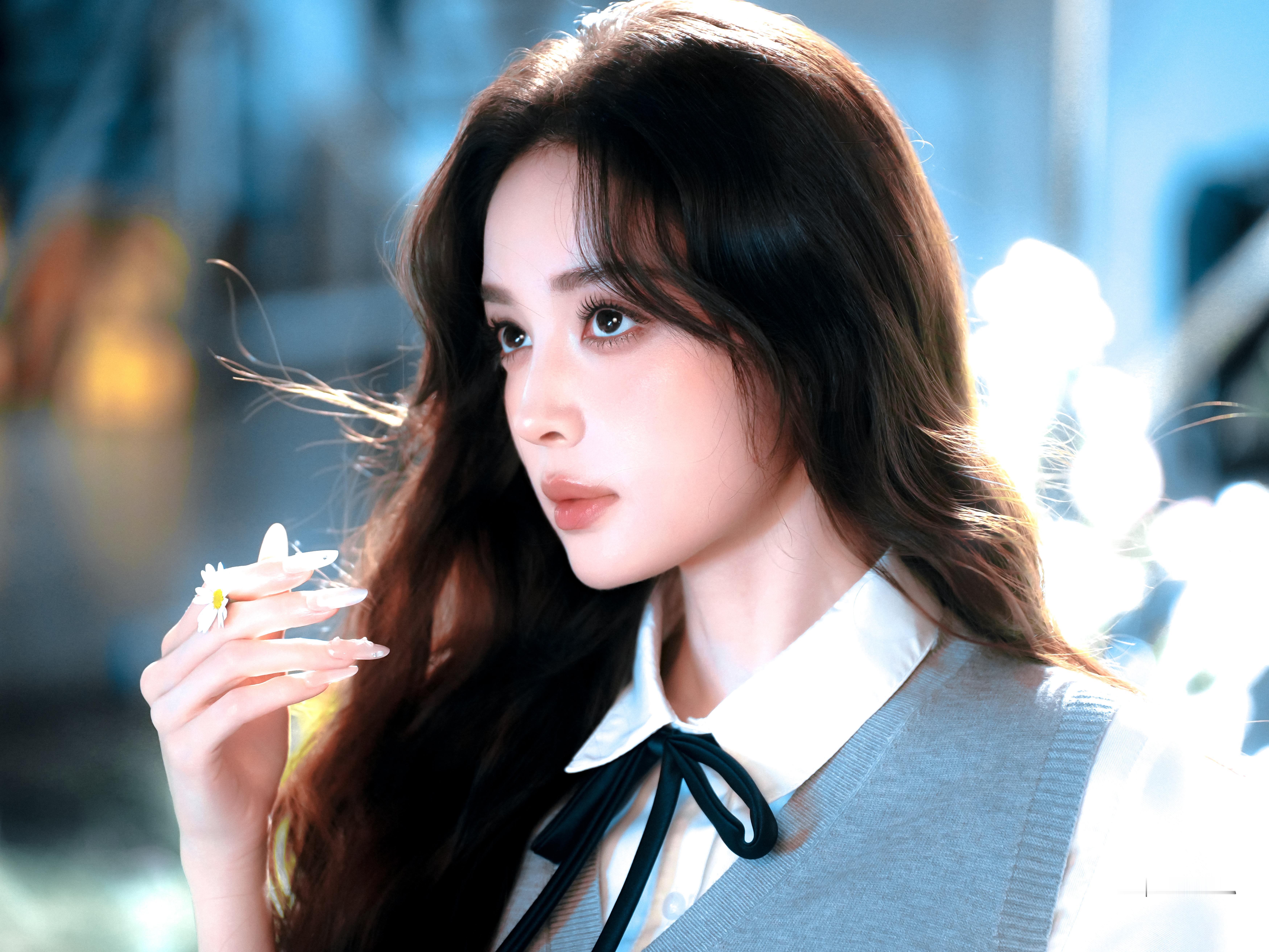 娜扎发丝在发光。 