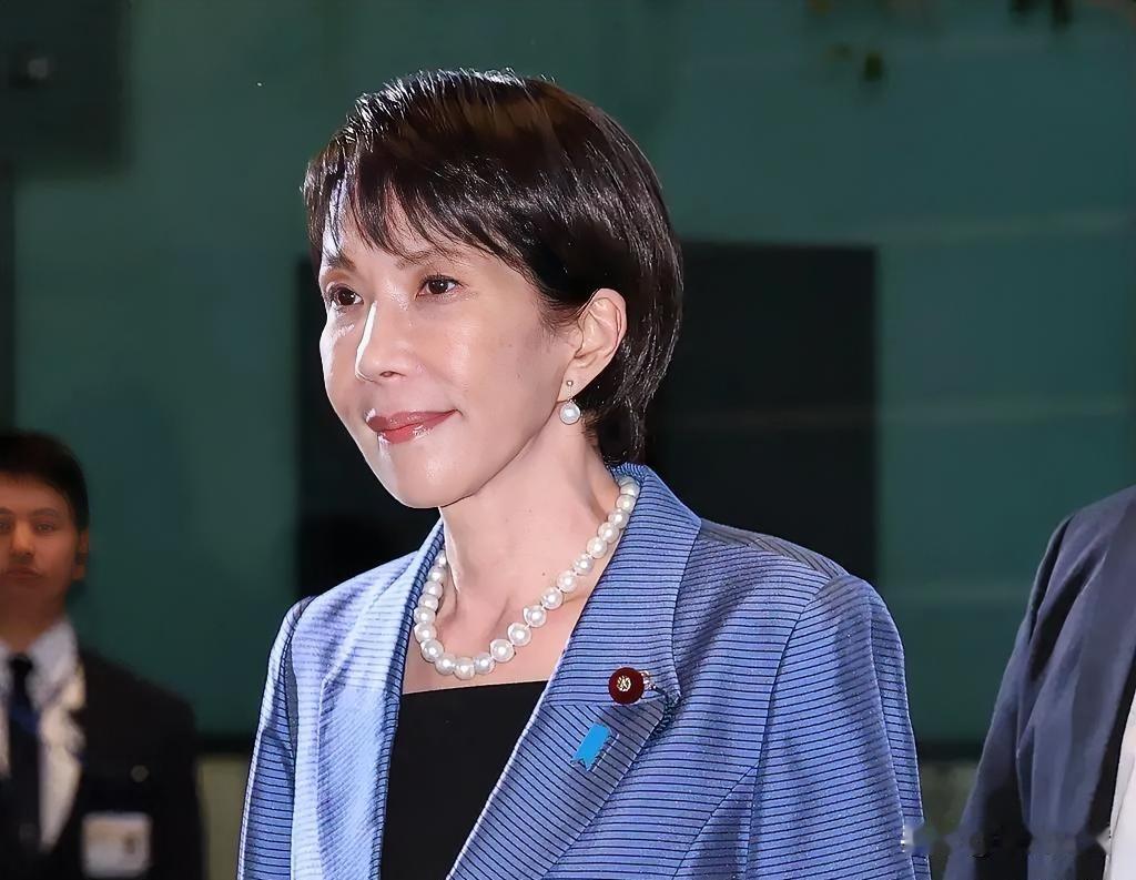 刚坐上首相宝座的高市早苗，首场记者会就先鞠了两躬——为“政治空白”道歉，为“组阁