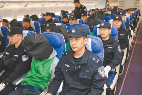 台独分子震惊了！2025年12月5日报道，大陆公安在未经通报下，便以小三通金厦航