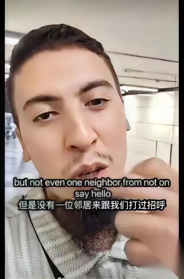最近有个外国大哥的吐槽，把网友整乐了——

搬新家没几天，他委屈巴巴说：“中国邻