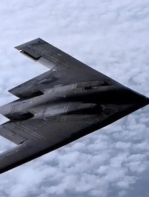 当7架B-2轰炸机在100多架护航机配合下空袭伊朗的消息传开，有人说“中国这下该