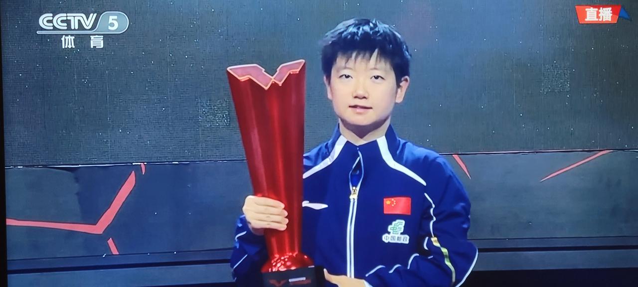 捧着冠军杯的莎莎好美！
莎莎又一次站在最高领奖台上，这时莎莎的目光，犹如她打球时