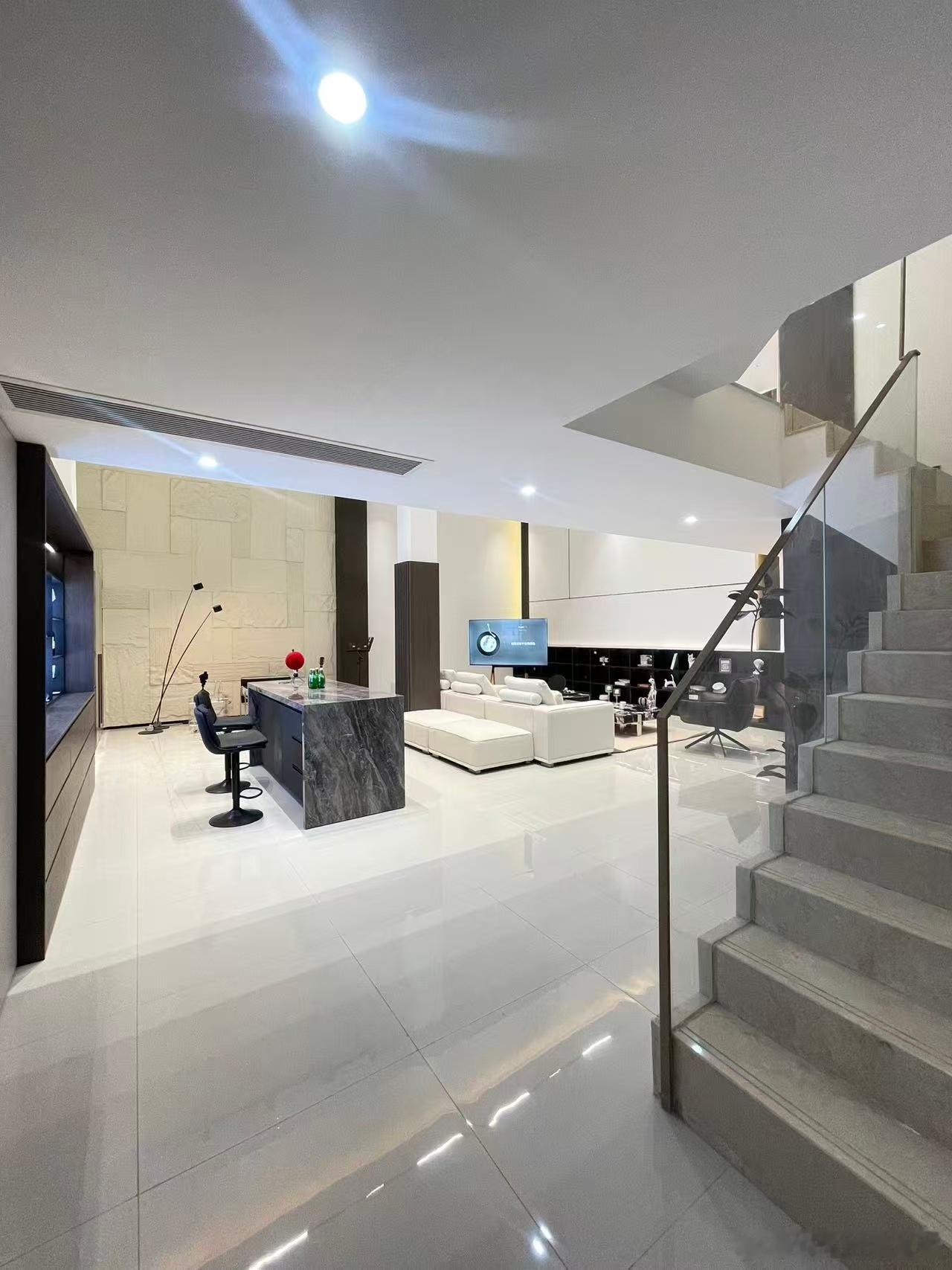 最近想给公司小伙伴们换个工作环境，看了这个别墅，500平，四卧七卫，四万一个月，