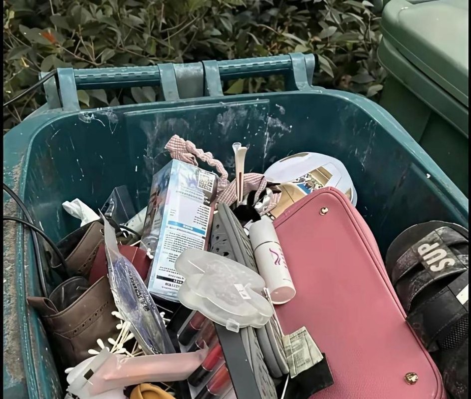 路过这个垃圾桶我到底捡不捡好！我感觉里面的东西都是我需要的 