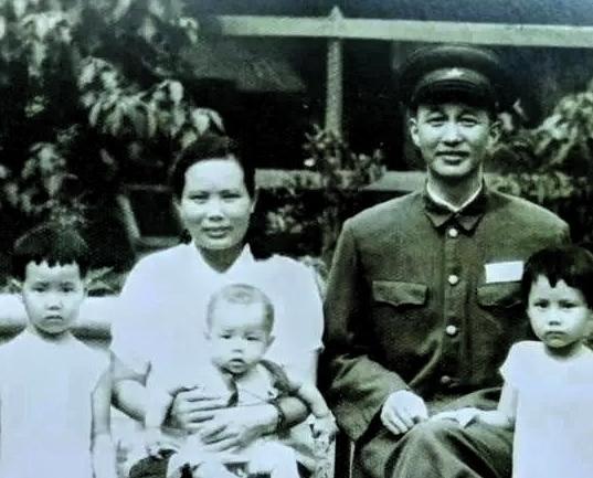 1935年的红军队伍里，就发生过一件因眼缘起波澜的相亲事儿。时任红四军政治部主任