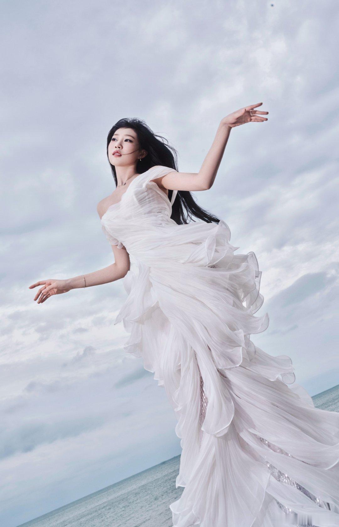 沈佳润跨年唱完你的唱你的沈佳润带着她的歌勇闯两个跨年晚会，我带着零食守在屏幕前 