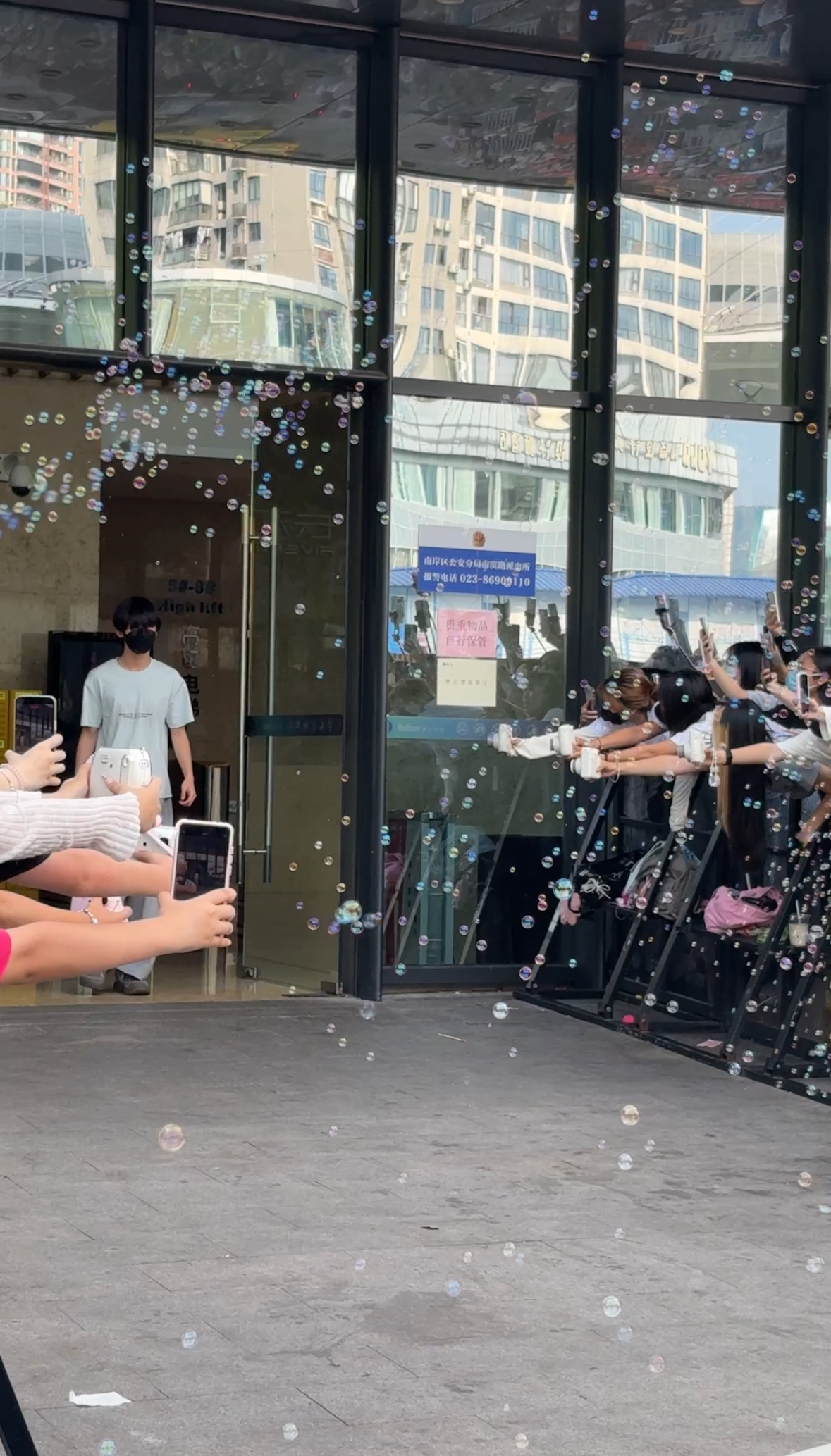 昨天的爱是不可置信今天的爱是左顾右盼 