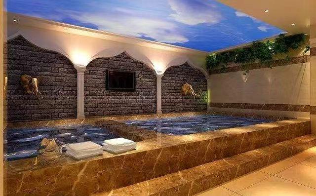 “印度人”这个词在很多人眼里是贬义词，一家洗浴中心接待了几个印度人，面临倒闭，因