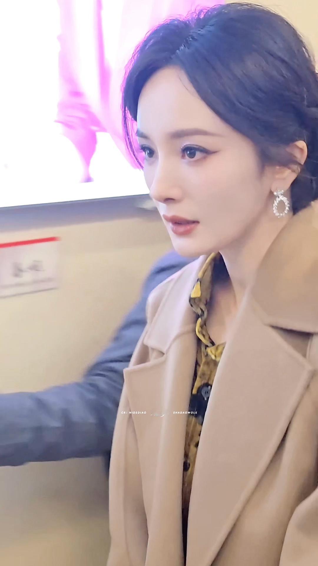 美哭了这个杨幂匆匆经过[女孩儿]微博视界大会微博视界大会红毯 ​​​