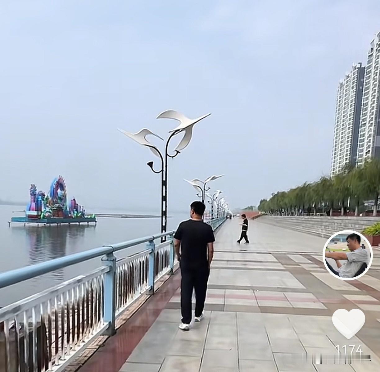 国庆节还没来，杰哥的国庆节祝福却提前送达啦！

昨天他们去了舞钢，一个山清水秀的