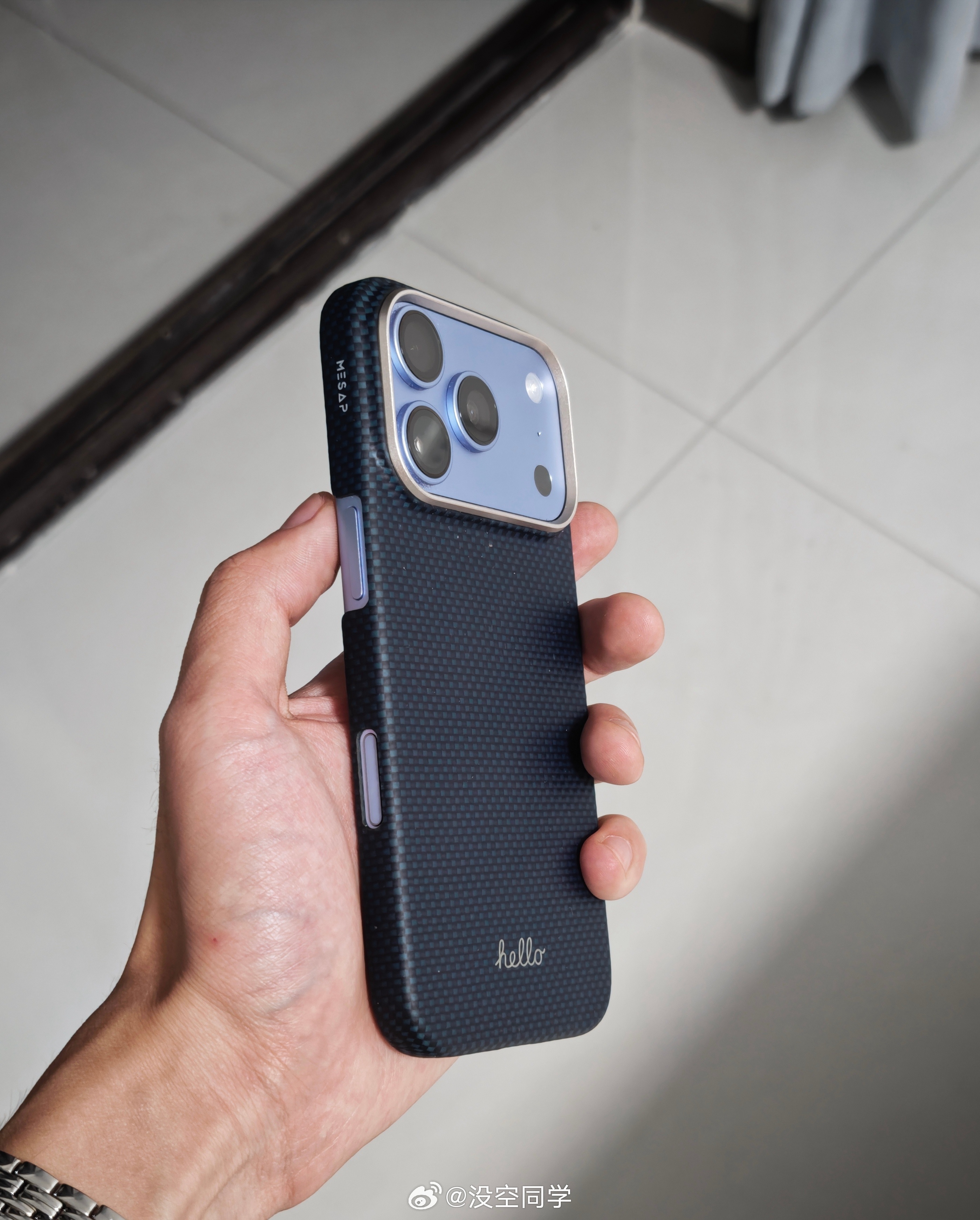 这款手机壳手感是真不错，特别轻薄。这是我去年给iPhone17 Pro买的，拿出