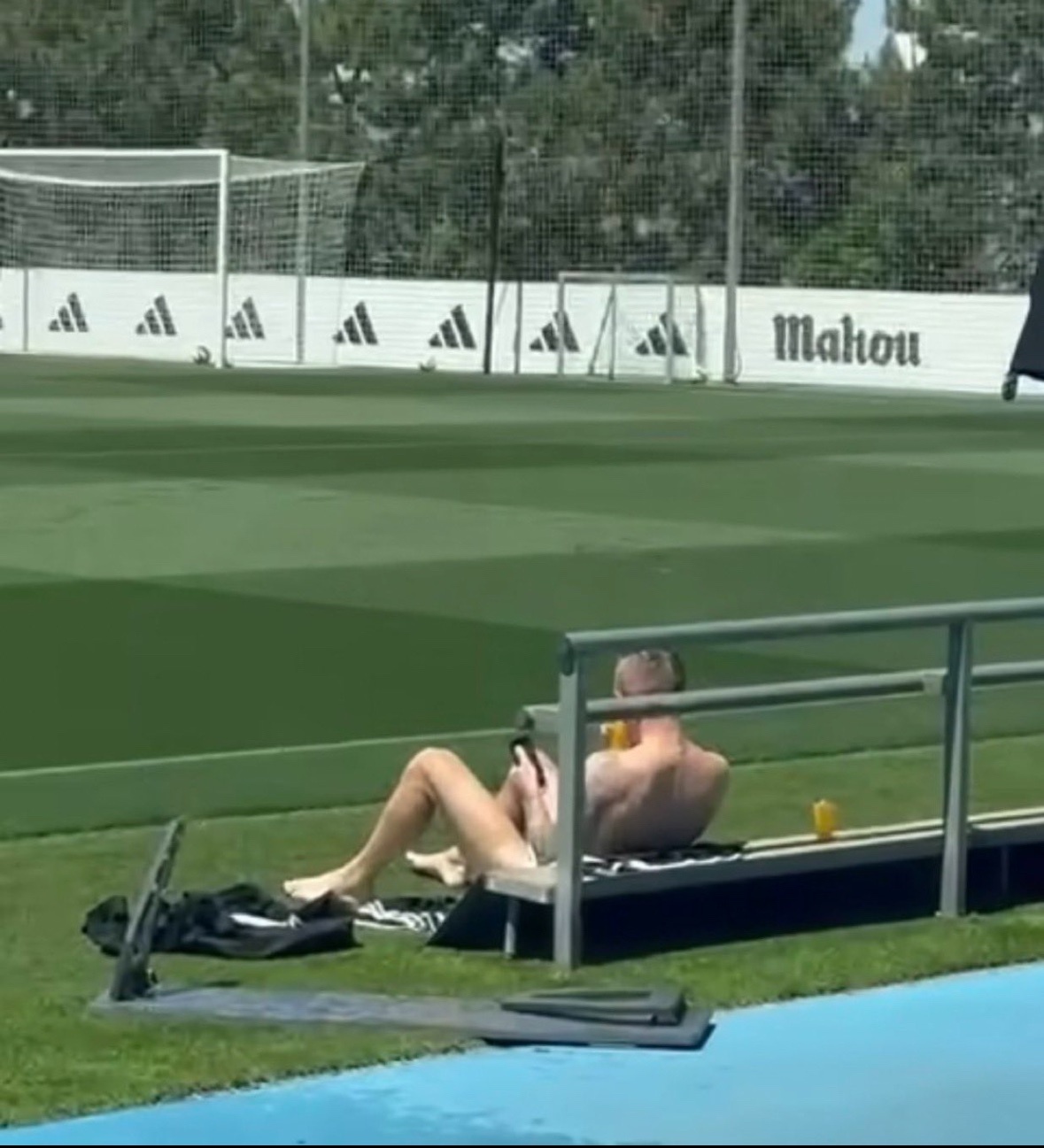 皇马 🔙托尼·克罗斯坐在阳光下阅读球迷们的留言，他们恳求他留下。 