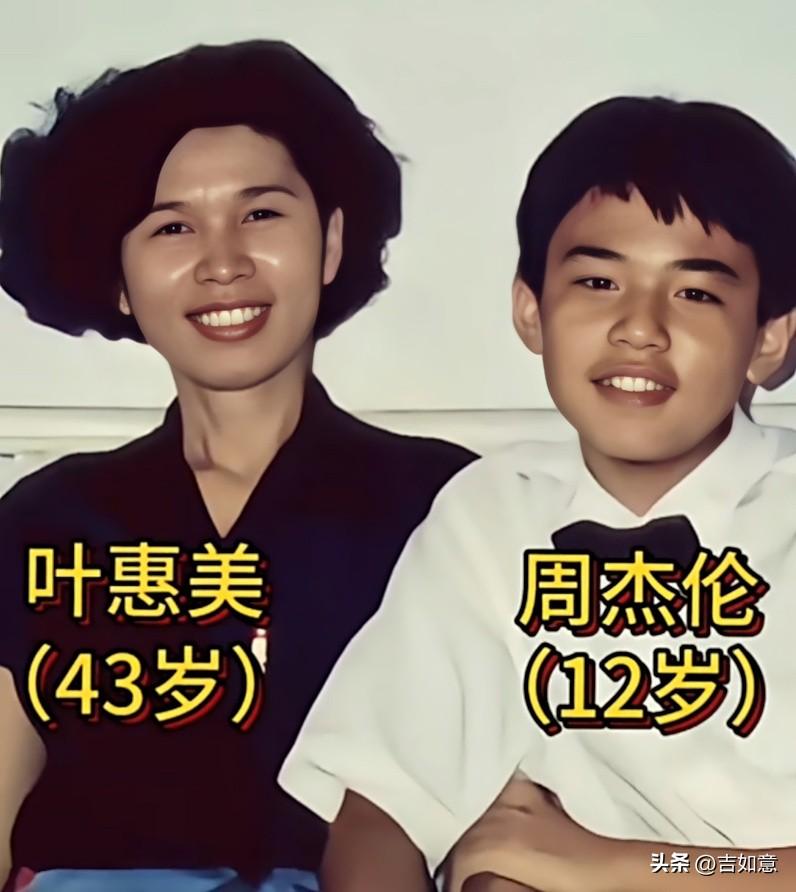 周杰伦小时候真的很拼。他在台北单亲家庭长大，母亲是中学老师，父亲早早离开，母亲便