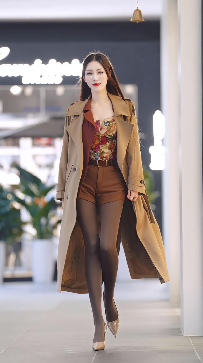 走路都带风的感觉！又美又飒，气质好绝，像走秀一样亮眼~美女的美丽瞬间分享 自带气