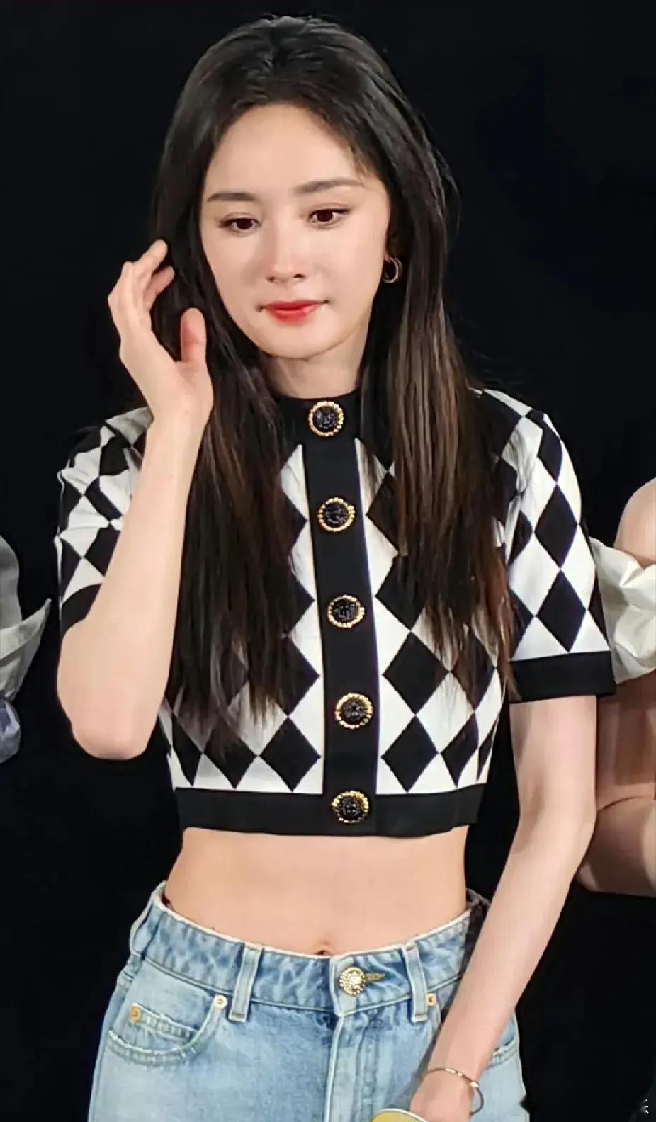 杨幂的腰绝了，她是真的瘦啊，腰细的穿这么瘦的裤子腰围看着都肥。杨幂身材管理做的也