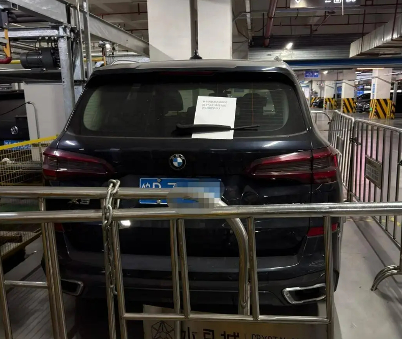 宝马停商场8101小时计费16900元商场回应宝马停近1年计费16900元热点解