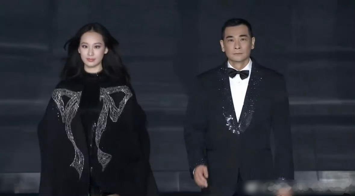 赵文卓女儿 远看以为黄圣依OMO！刷到赵文卓带女儿走秀，远看我还以为是黄圣依呢！