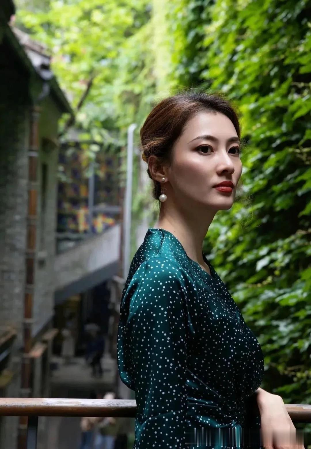 极品美女 ，形体外貌特征明显优越，气质内涵霸气外露。
