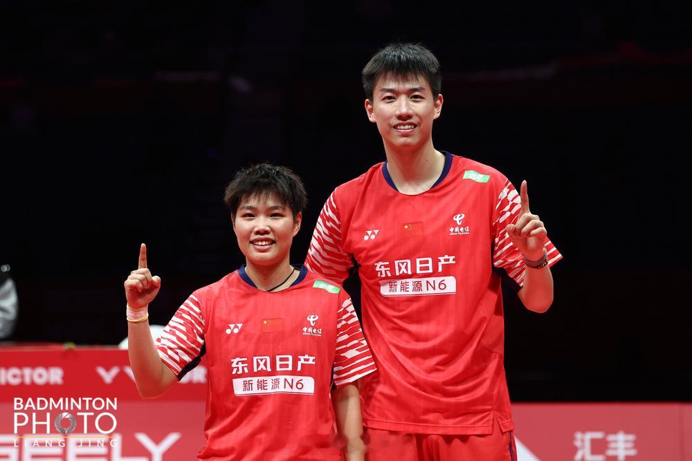 “凤凰”首夺总决赛冠军，国羽混双结束2025赛季杭州总决赛混双决赛：冯彦哲/黄东