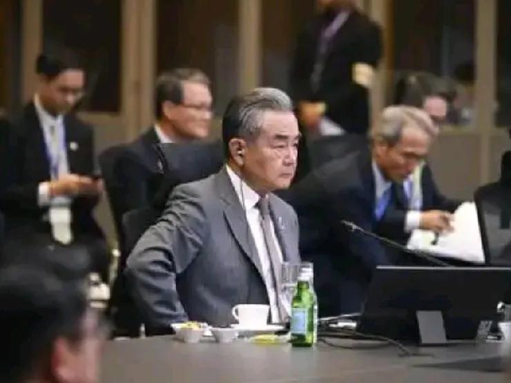 7月12日，福克斯新闻报道:“王毅周四在吉隆坡点名批评美国，他表示，特朗普仅凭一