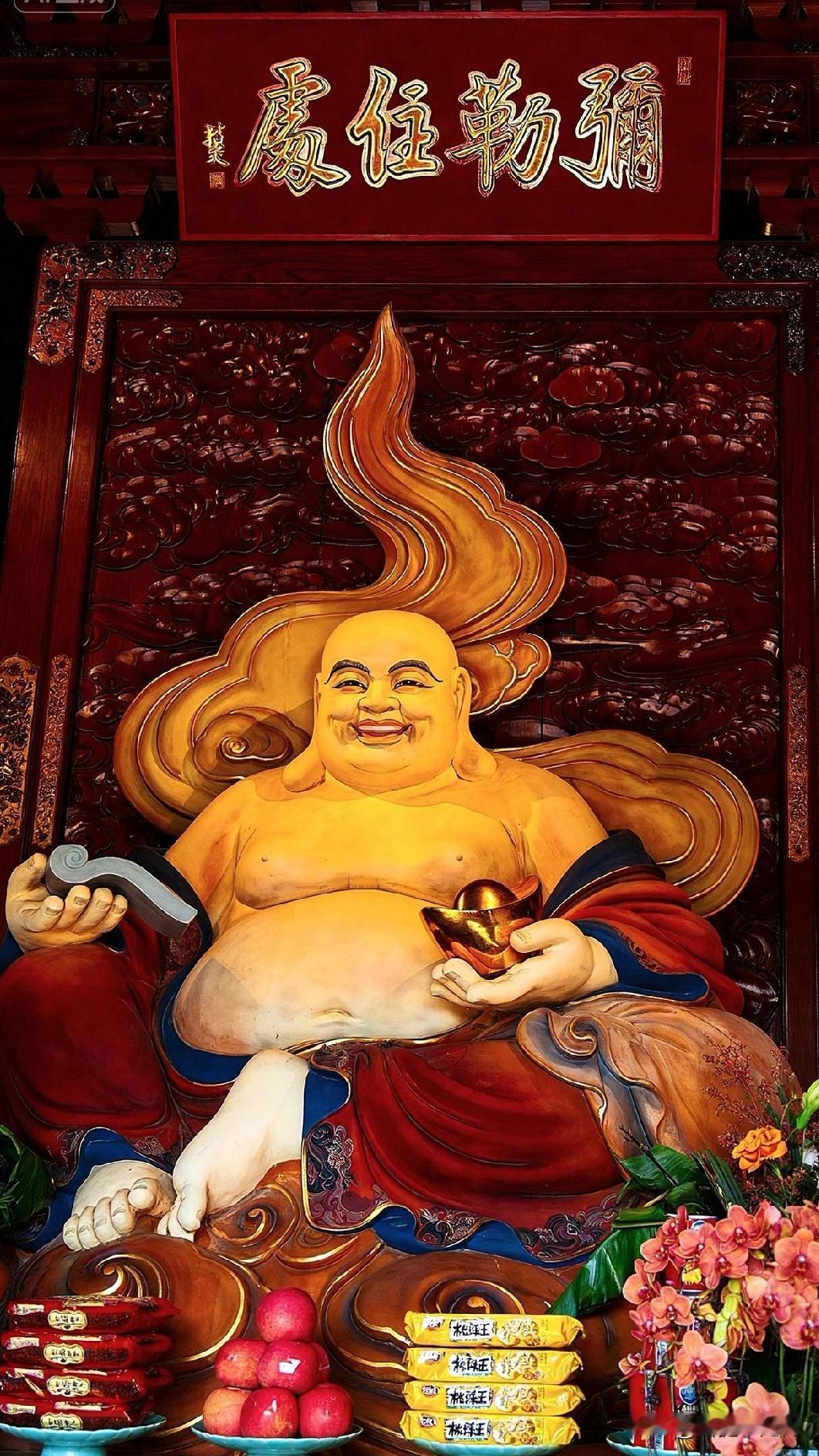 逛寺撞见弥勒佛，突然就懂了什么叫“放下”
 
今天去寺里，抬头就撞见这尊笑佛，一